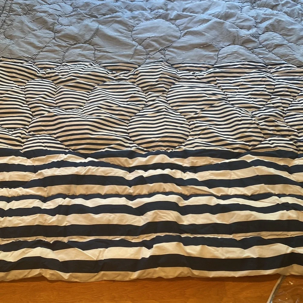Fieldcrest Full/Queen comforter blue white striped